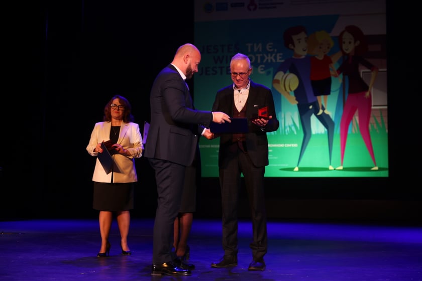 Koncert &bdquo;Aniołkowe Granie&rdquo; w Teatrze Muzycznym Capitol &ndash; prezydent Jacek Sutryk i tw&oacute;rcy &bdquo;Aniołkowego Grania&rdquo; &ndash;Jolanta Hejda-Pawlak, Katarzyna Głowik-Jamr&oacute;z i Sylwester Pajęcki