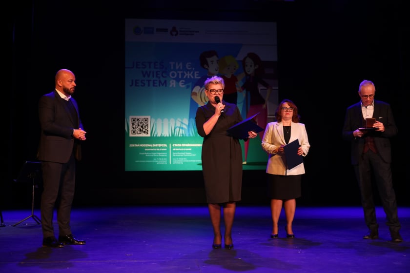 Koncert &bdquo;Aniołkowe Granie&rdquo; w Teatrze Muzycznym Capitol &ndash; prezydent Jacek Sutryk i tw&oacute;rcy &bdquo;Aniołkowego Grania&rdquo; &ndash; Katarzyna Głowik-Jamr&oacute;z, Jolanta Hejda-Pawlak i Sylwester Pajęcki