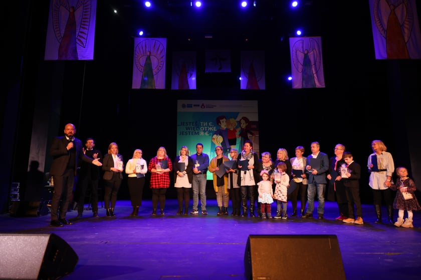 Koncert &bdquo;Aniołkowe Granie&rdquo; w Teatrze Muzycznym Capitol &ndash; wsp&oacute;lne zdjęcie z członkami rodzin zastępczych