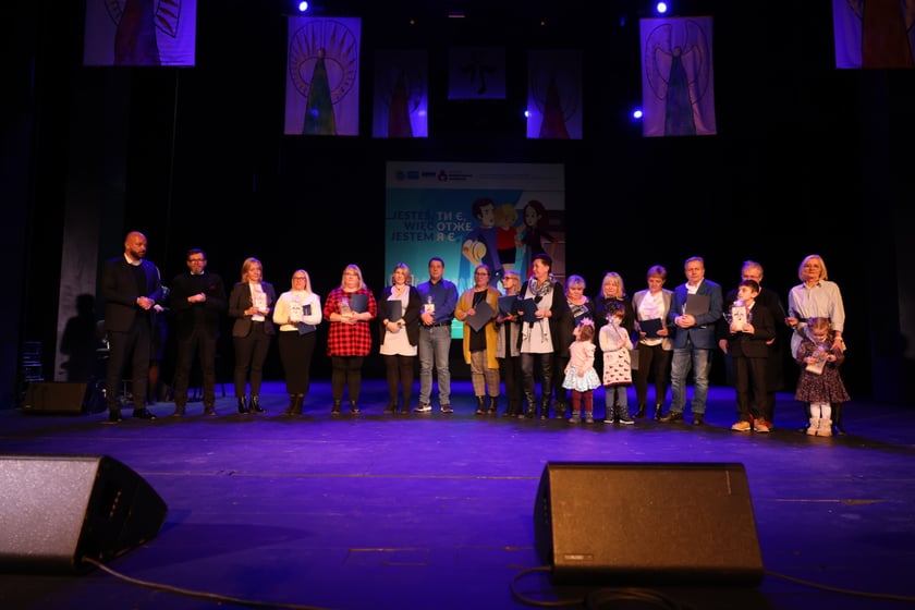 Koncert &bdquo;Aniołkowe Granie&rdquo; w Teatrze Muzycznym Capitol &ndash; wsp&oacute;lne zdjęcie z członkami rodzin zastępczych