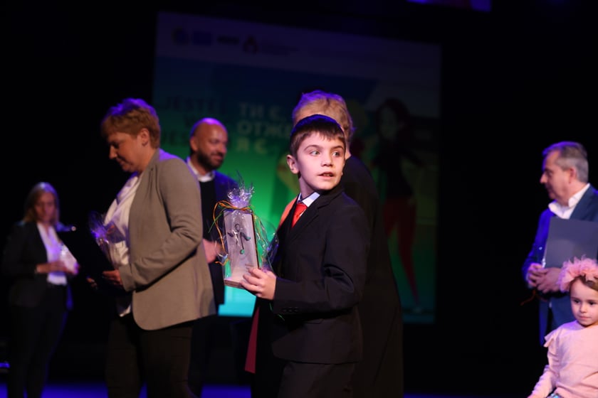 Koncert &bdquo;Aniołkowe Granie&rdquo; w Teatrze Muzycznym Capitol &ndash; wsp&oacute;lne zdjęcie z członkami rodzin zastępczych