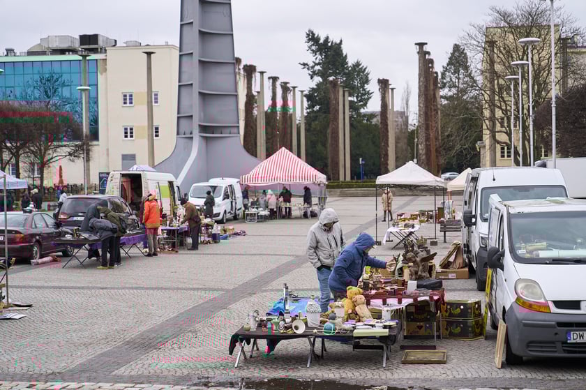 Giełda staroci pod Halą Stulecia 27.01.2024