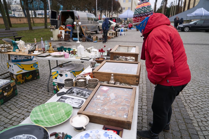 Giełda staroci pod Halą Stulecia 27.01.2024