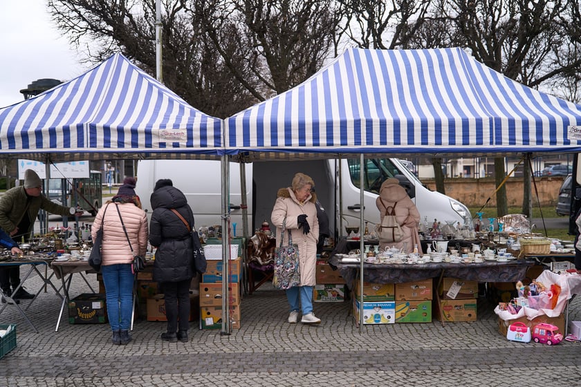 Giełda staroci pod Halą Stulecia 27.01.2024