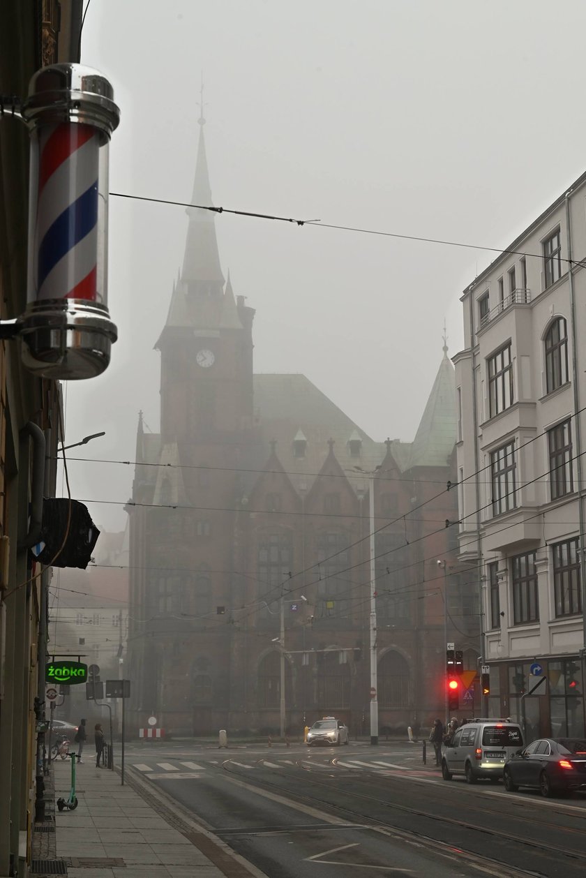 Wrocław osnuty poranną mgłą.