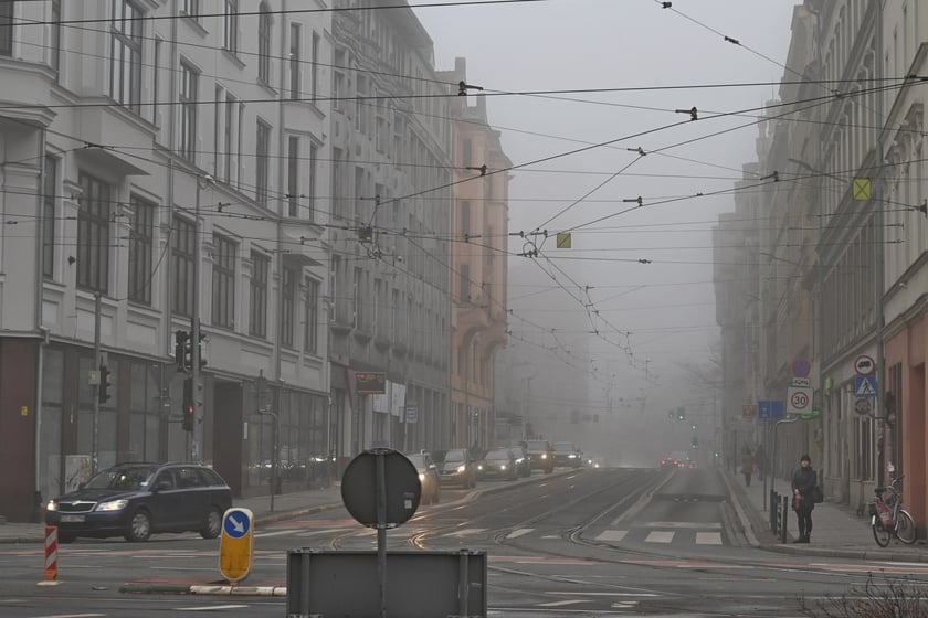 Wrocław osnuty poranną mgłą.