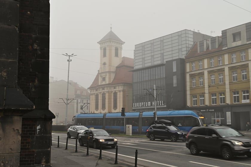 Wrocław osnuty poranną mgłą.