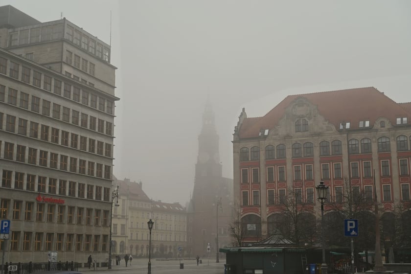 Wrocław osnuty poranną mgłą.