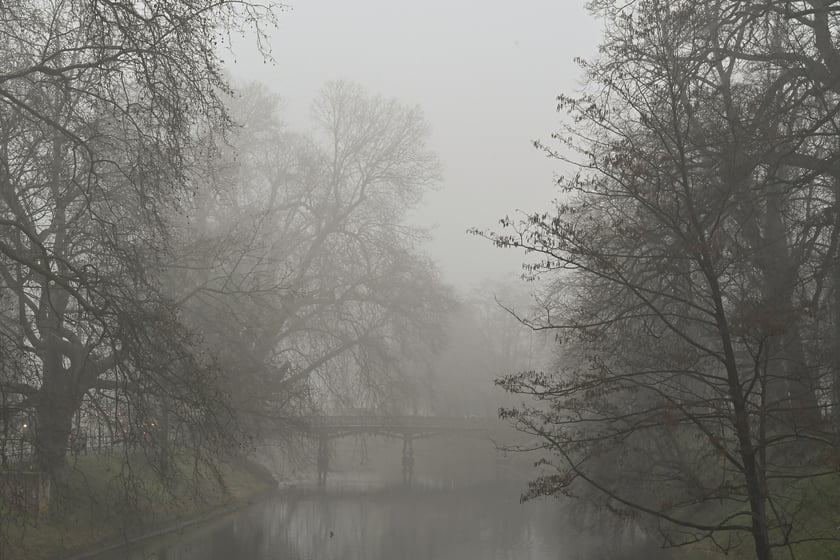 Wrocław osnuty poranną mgłą.