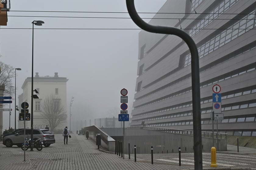 Wrocław osnuty poranną mgłą.