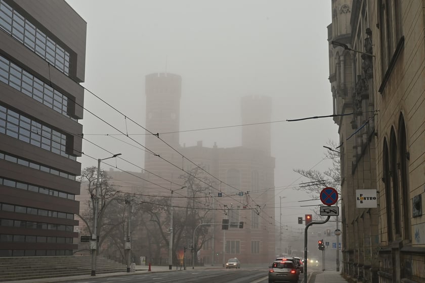 Wrocław osnuty poranną mgłą.