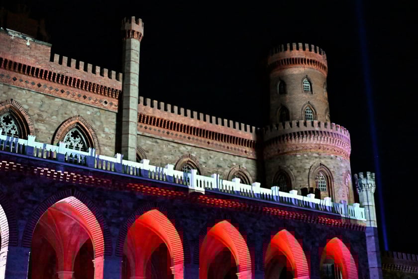 Pokaz gry świateł i dźwięku w pałacu Marianny Orańskiej w Kamieńcu Ząbkowickim.