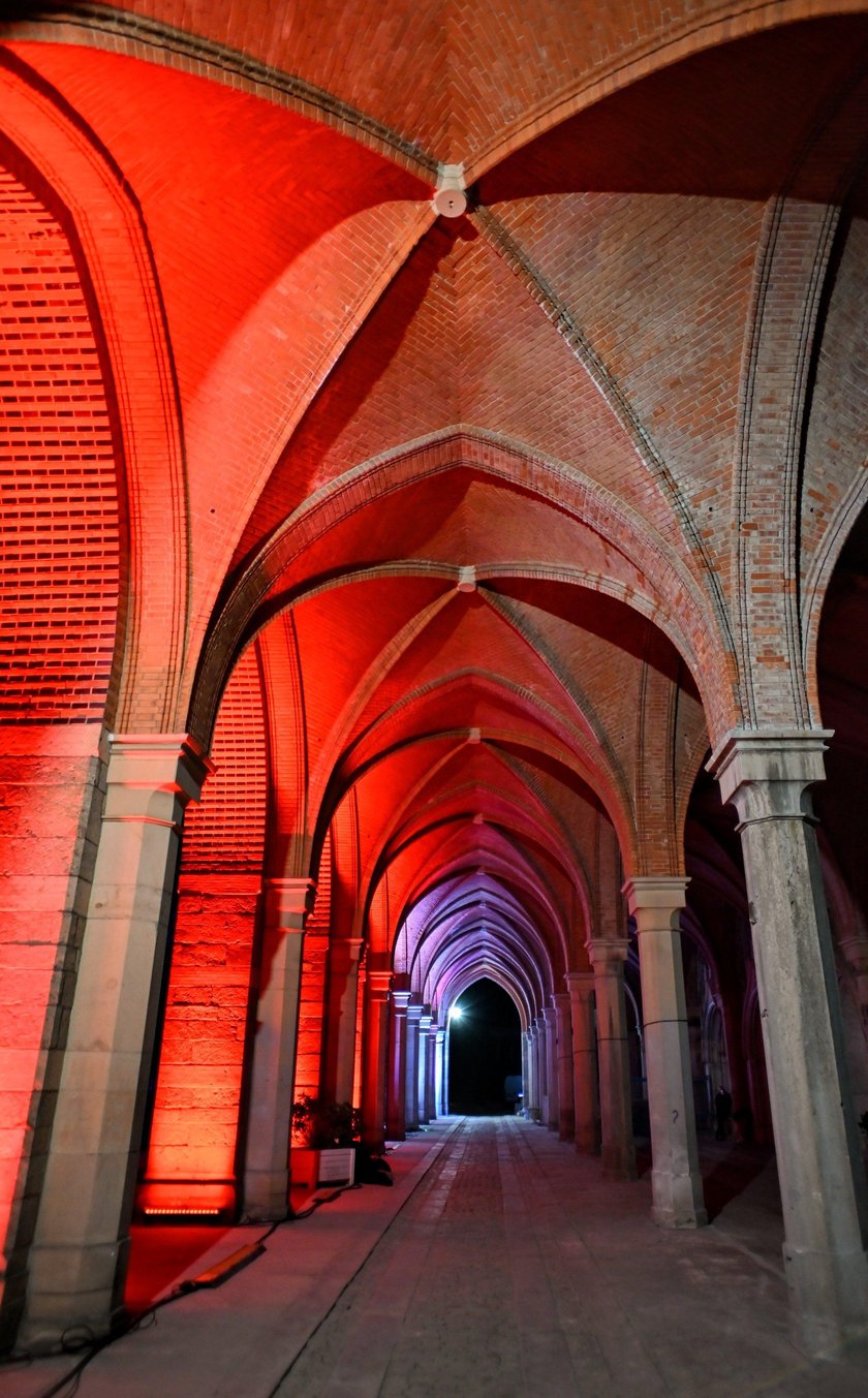 Pokaz gry świateł i dźwięku w pałacu Marianny Orańskiej w Kamieńcu Ząbkowickim.