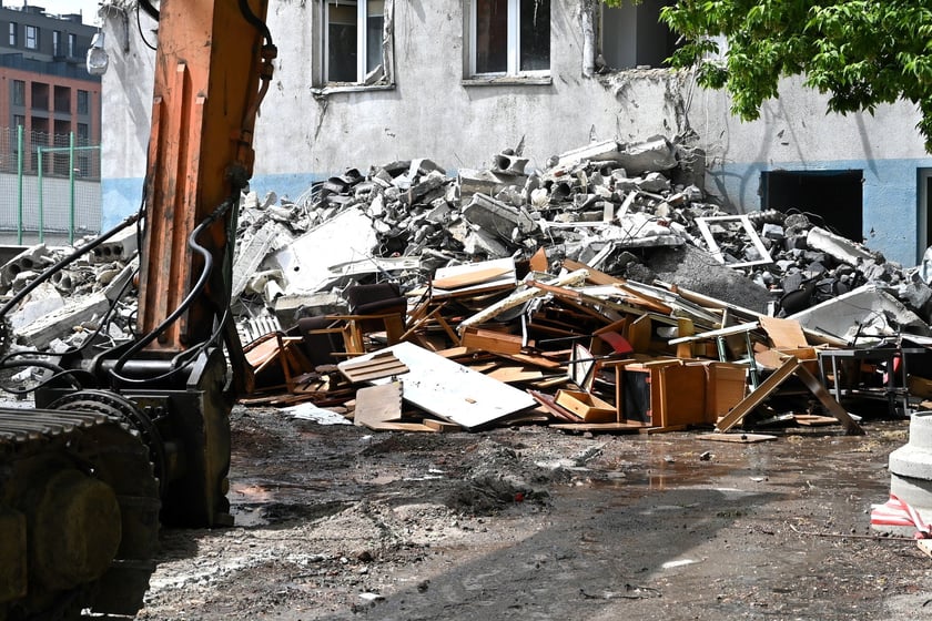 Stary budynek Komisariatu Policji Wrocław-Stare Miasto jest rozbierany. Funkcjonariusze przeprowadzili się do nowego, wybudowanego tuż obok.