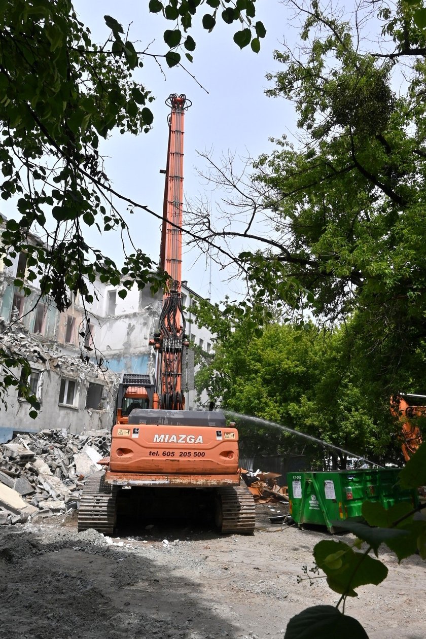 Stary budynek Komisariatu Policji Wrocław-Stare Miasto jest rozbierany. Funkcjonariusze przeprowadzili się do nowego, wybudowanego tuż obok.