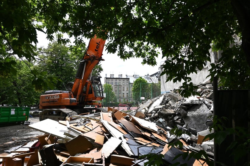 Stary budynek Komisariatu Policji Wrocław-Stare Miasto jest rozbierany. Funkcjonariusze przeprowadzili się do nowego, wybudowanego tuż obok.