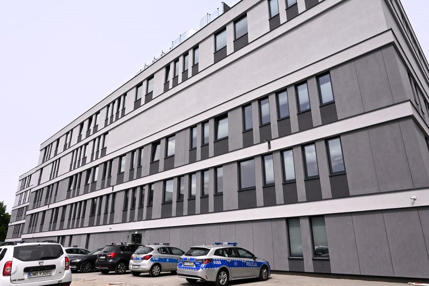 Nowy komisariat stanął tuż obok starego, ale ma inny adres - ul. Legnicka 34.