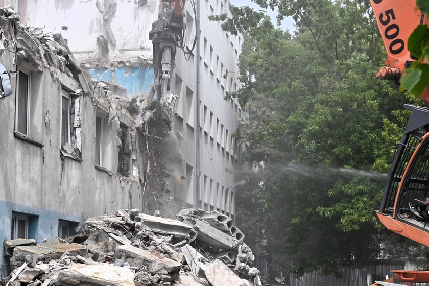 Stary budynek Komisariatu Policji Wrocław-Stare Miasto jest rozbierany. Funkcjonariusze przeprowadzili się do nowego, wybudowanego tuż obok.