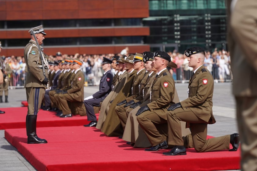 Promocja oficerska na placu Wolności we Wrocławiu
