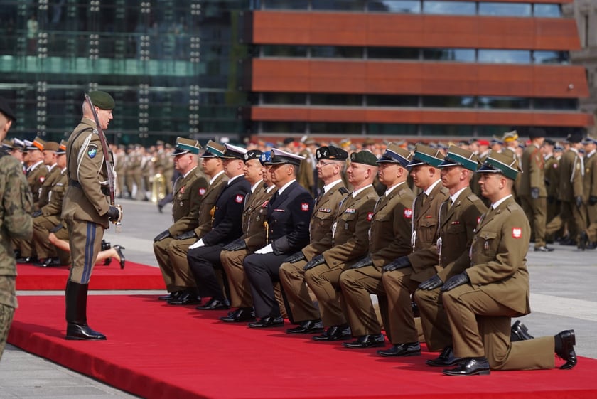 Promocja oficerska na placu Wolności we Wrocławiu