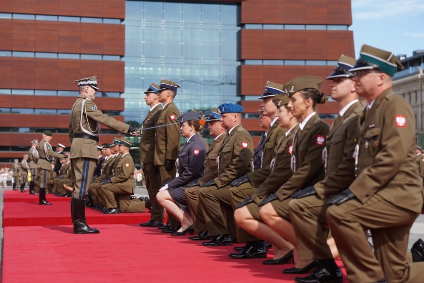 Promocja oficerska na placu Wolności we Wrocławiu