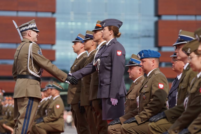 Promocja oficerska na placu Wolności we Wrocławiu