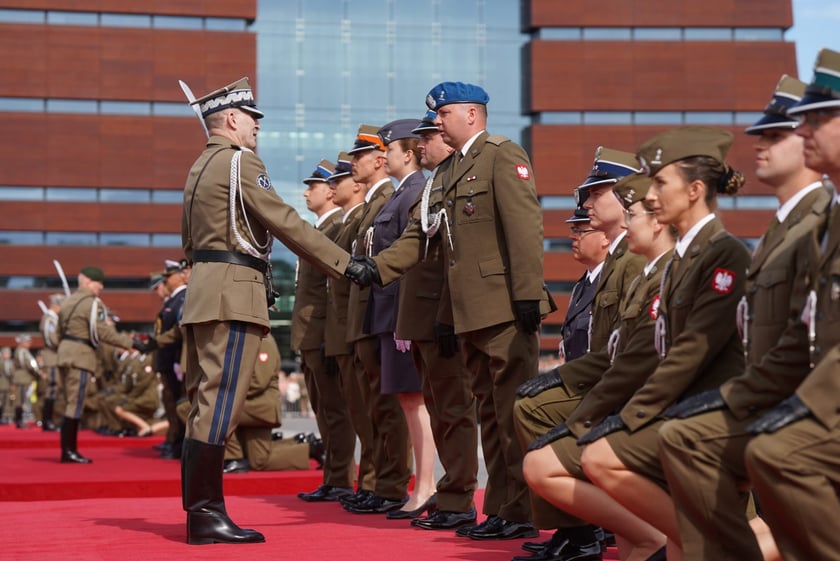 Promocja oficerska na placu Wolności we Wrocławiu