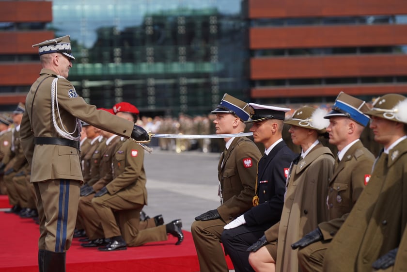 Promocja oficerska na placu Wolności we Wrocławiu