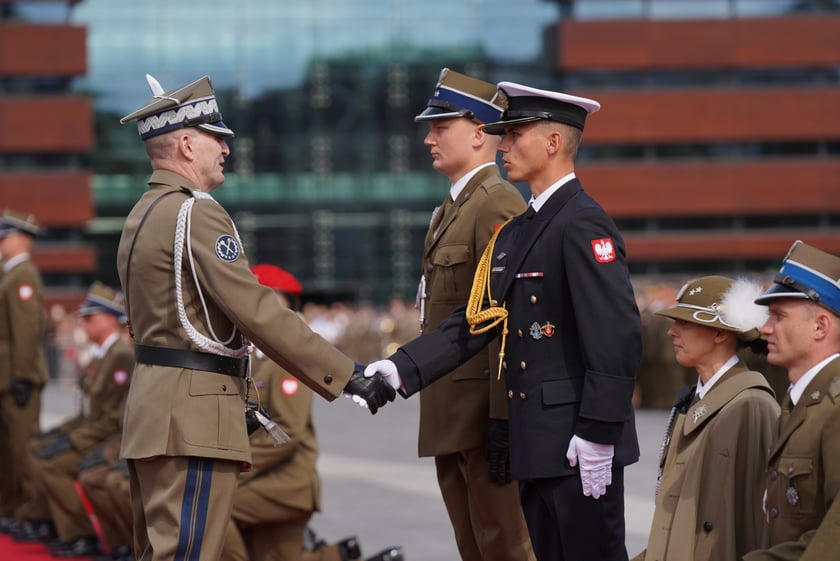 Promocja oficerska na placu Wolności we Wrocławiu