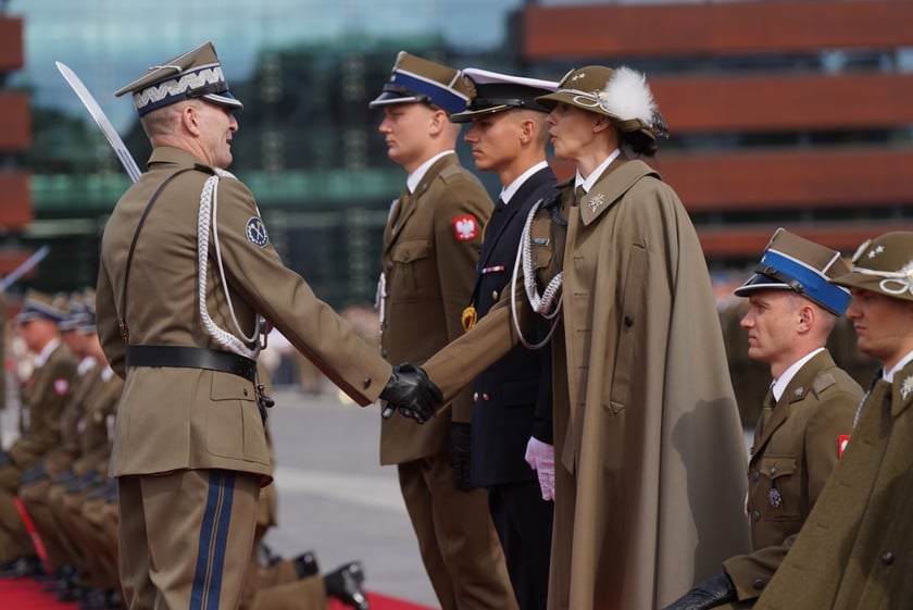Promocja oficerska na placu Wolności we Wrocławiu