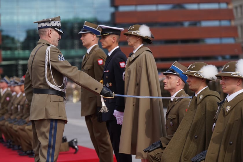 Promocja oficerska na placu Wolności we Wrocławiu