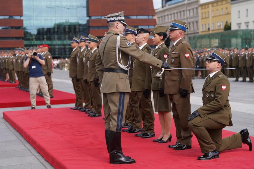 Promocja oficerska na placu Wolności we Wrocławiu