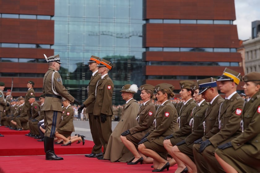 Promocja oficerska na placu Wolności we Wrocławiu