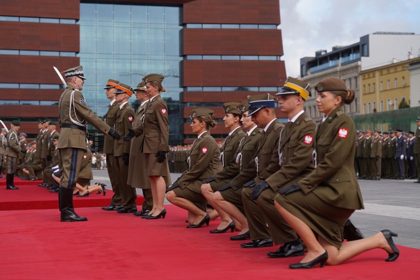 Promocja oficerska na placu Wolności we Wrocławiu
