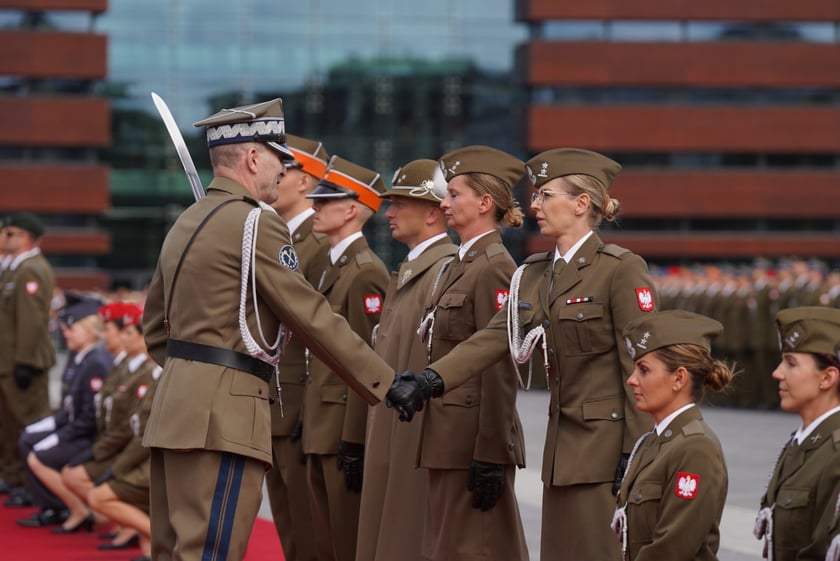 Promocja oficerska na placu Wolności we Wrocławiu