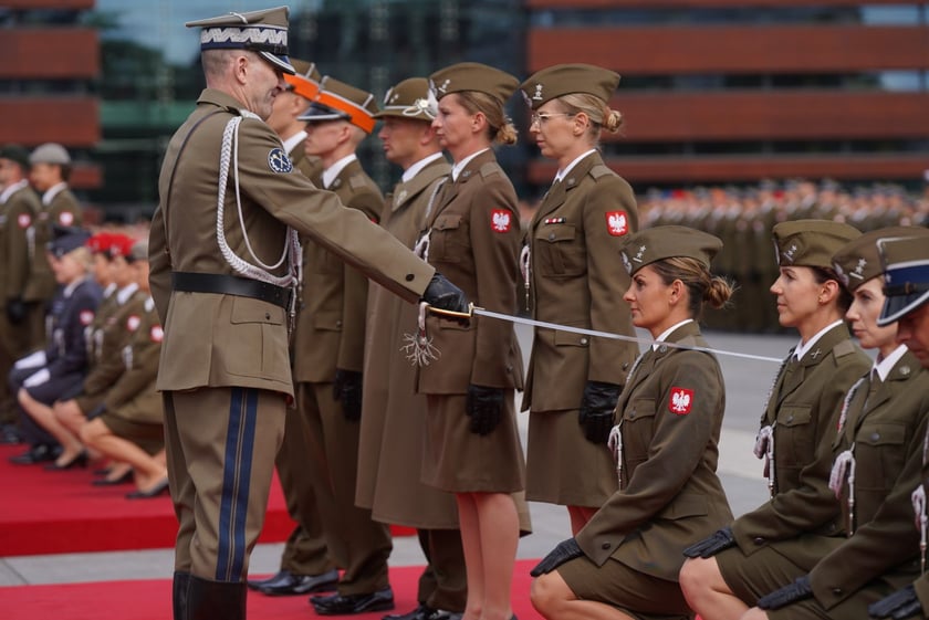 Promocja oficerska na placu Wolności we Wrocławiu