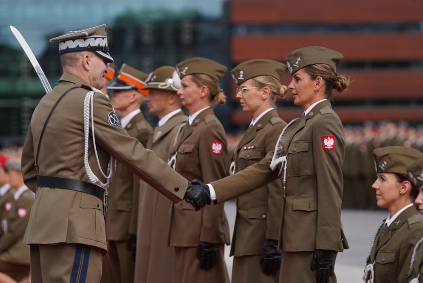 Promocja oficerska na placu Wolności we Wrocławiu