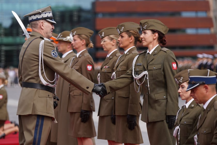 Promocja oficerska na placu Wolności we Wrocławiu