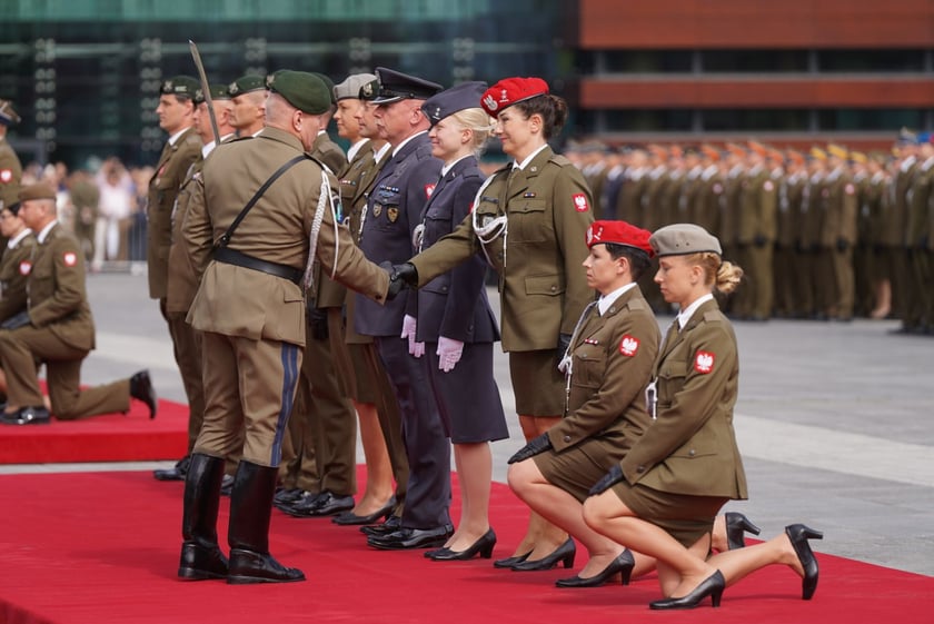 Promocja oficerska na placu Wolności we Wrocławiu