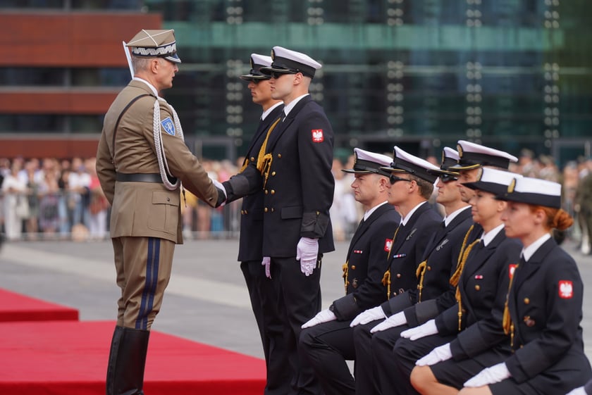 Promocja oficerska na placu Wolności we Wrocławiu