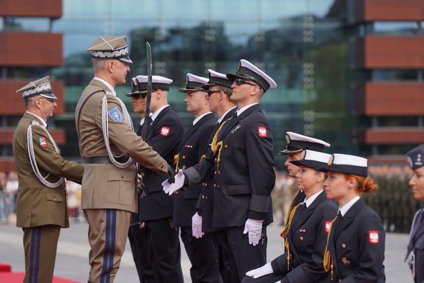 Promocja oficerska na placu Wolności we Wrocławiu