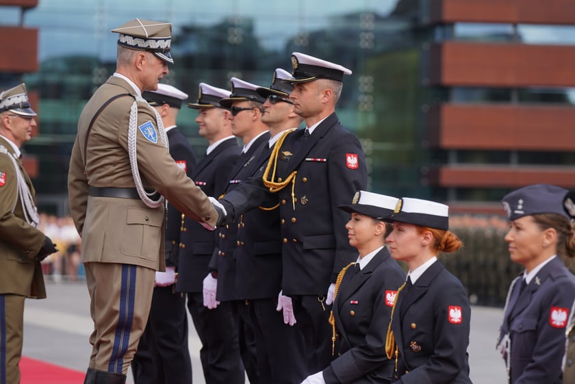 Promocja oficerska na placu Wolności we Wrocławiu