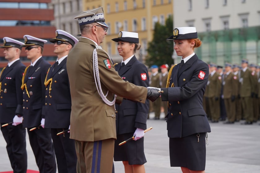 Promocja oficerska na placu Wolności we Wrocławiu