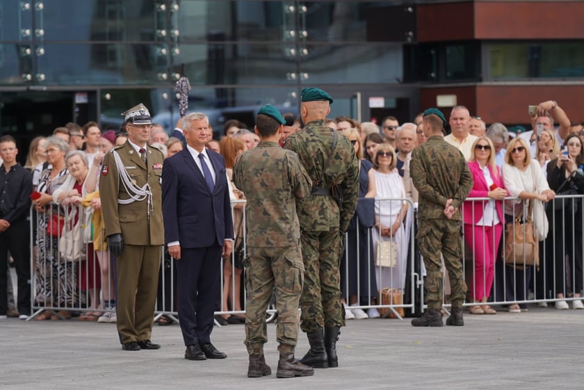 Promocja oficerska na placu Wolności we Wrocławiu