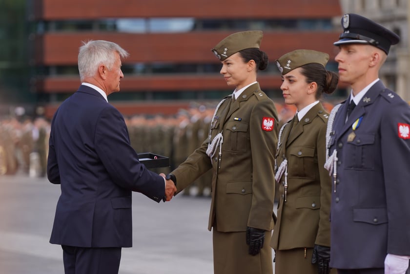 Promocja oficerska na placu Wolności we Wrocławiu