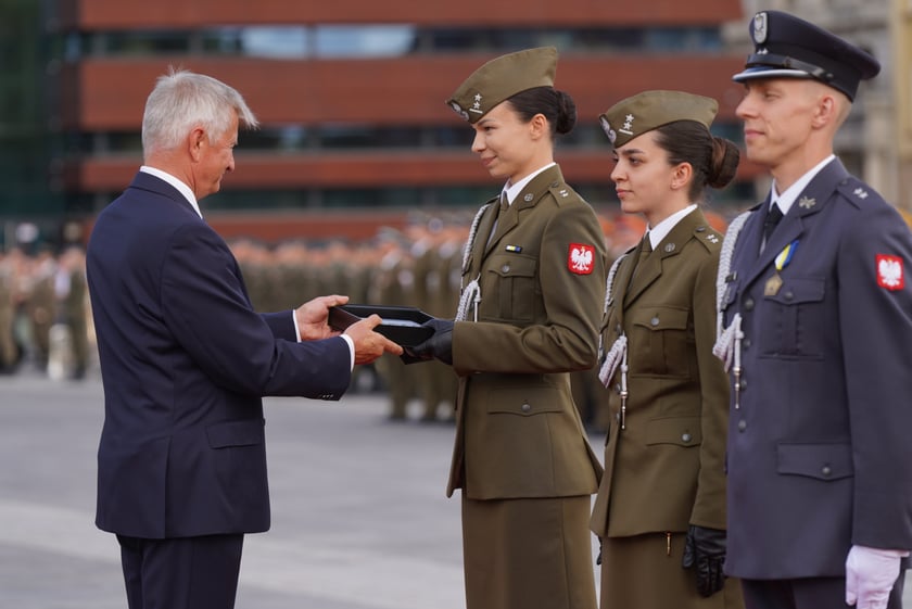 Promocja oficerska na placu Wolności we Wrocławiu