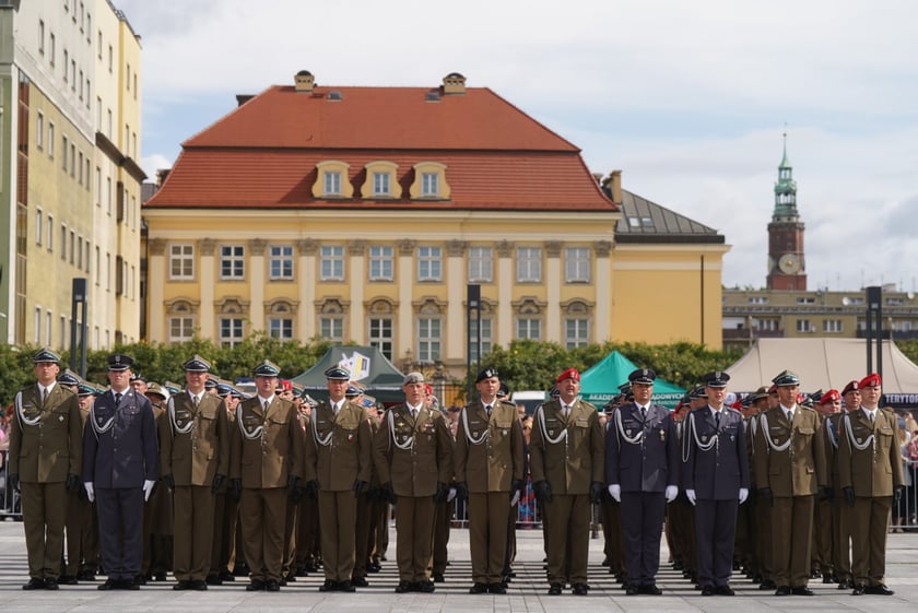 Promocja oficerska na placu Wolności we Wrocławiu