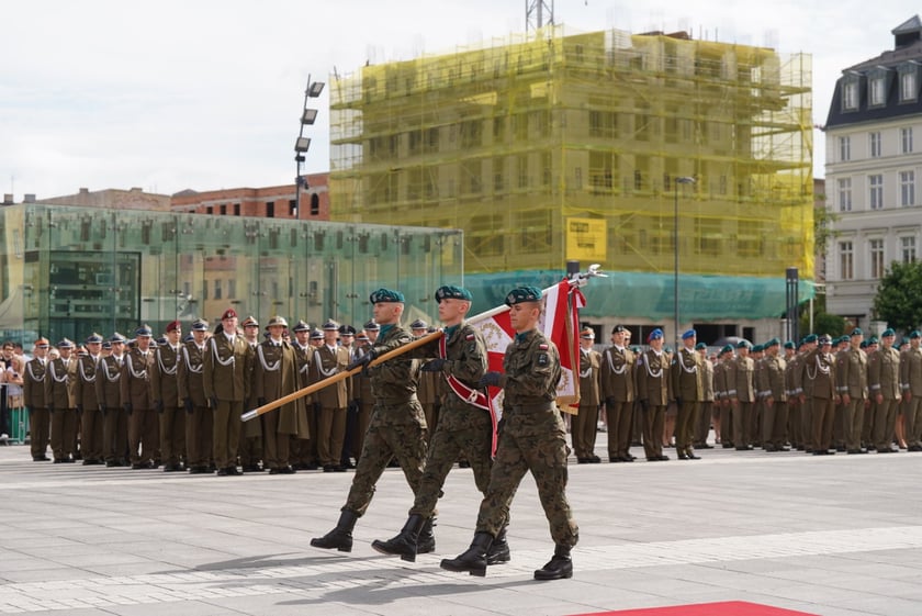 Promocja oficerska na placu Wolności we Wrocławiu