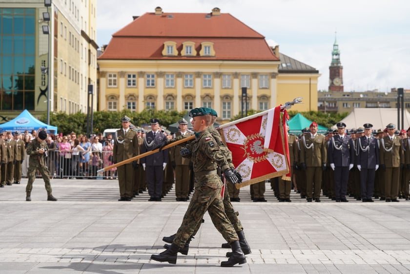 Promocja oficerska na placu Wolności we Wrocławiu