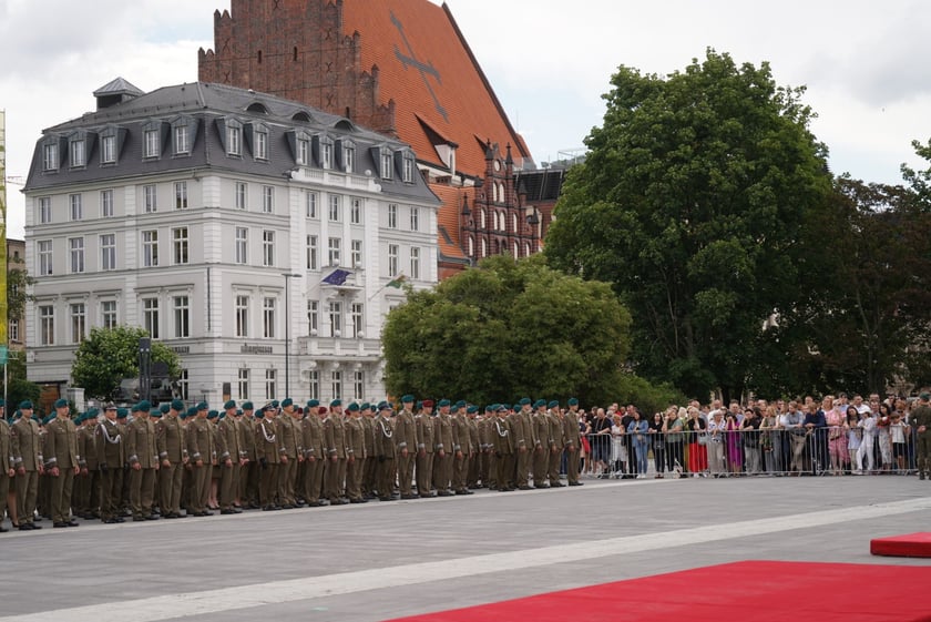 Promocja oficerska na placu Wolności we Wrocławiu